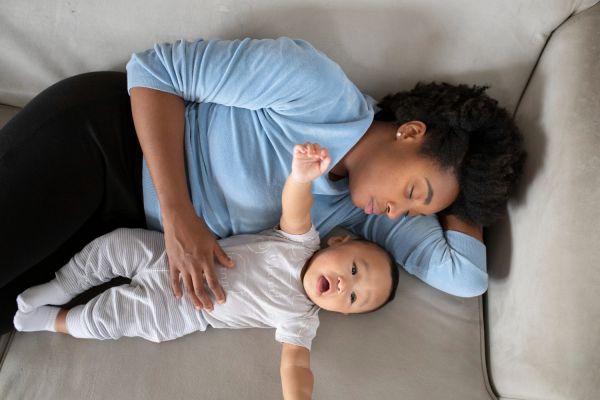 Endormir un bébé qui résiste : ce qui marche vraiment passé 6 mois